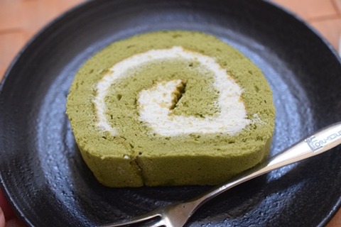 抹茶ロールケーキ2