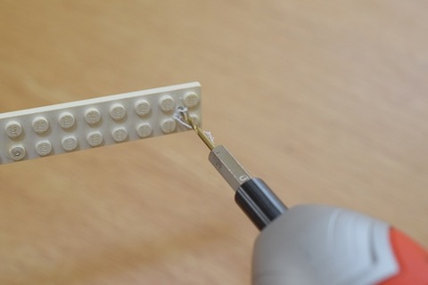 ドリルで穴あけ