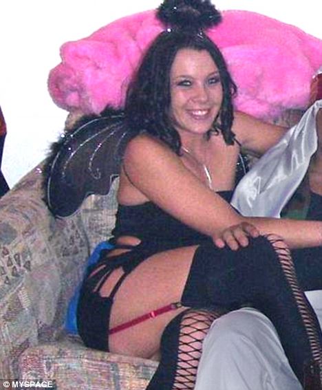 article-2002112-0C8109D600000578-631_468x567