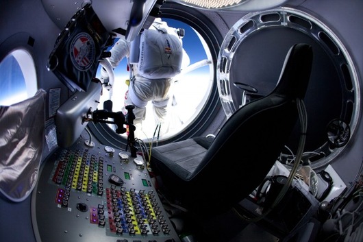 felix-baumgartner-red-bull-stratos-jump-02-660x440