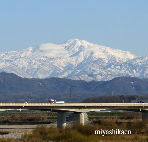 手取川 国道の橋と白山
