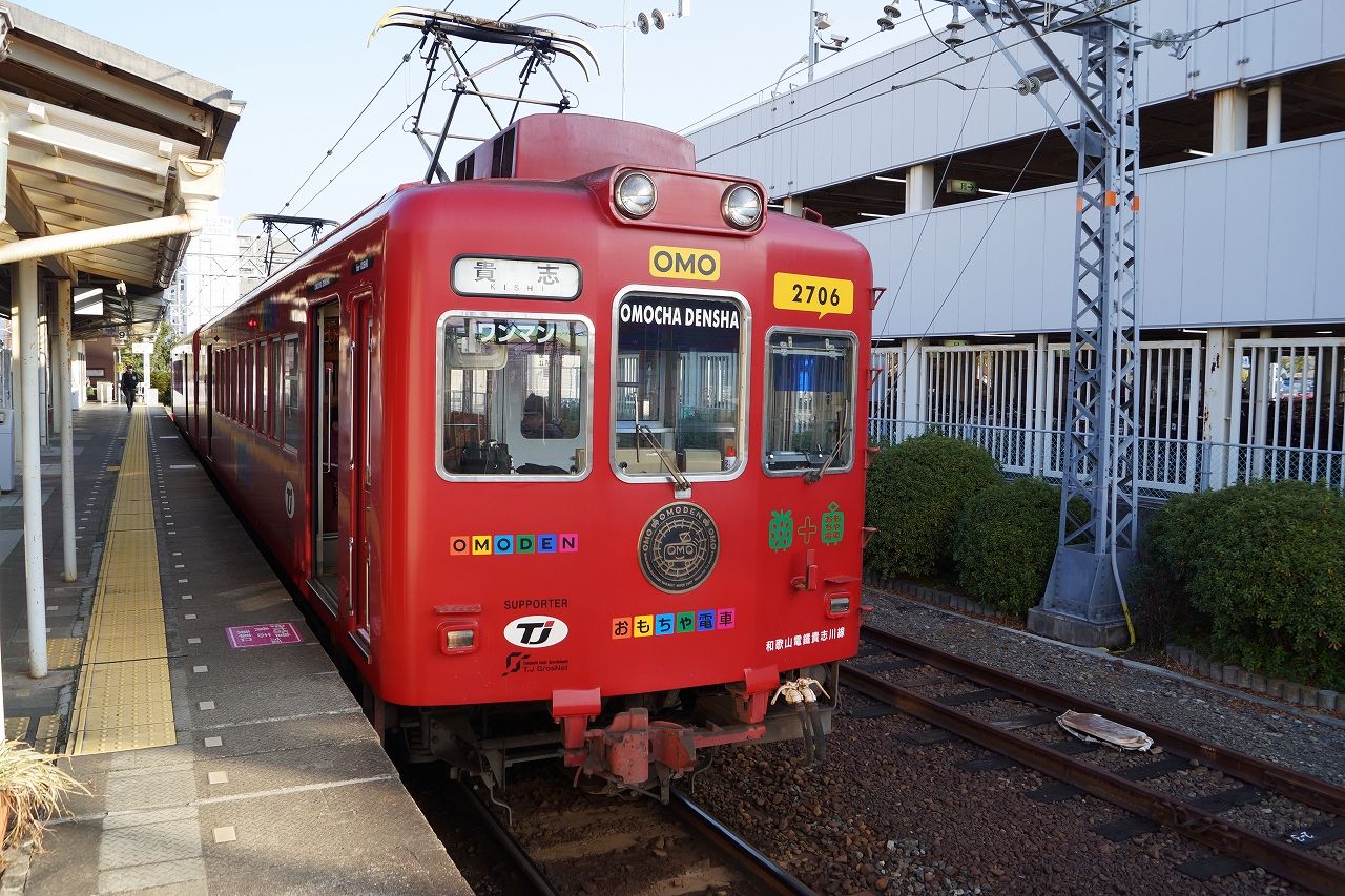こちらのエントリーでもご紹介したように、昨年末から「たま電車」は各種点検のために運休となっており、今は貴志川線のデザイン電車としてはおもちゃ電車といちご電車