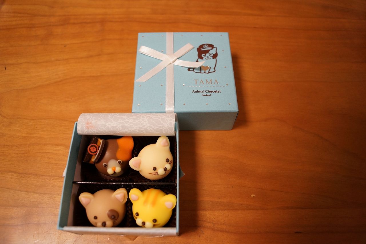 左上にあるのがたま駅長のチョコレートです。 非常にかわいいチョコレートといえるでしょう。人気があることがよくわかる可愛さでした。