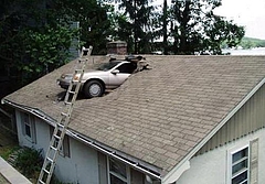 屋根を突き破る車