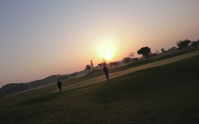 早朝ゴルフの夜明け