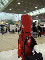 成田空港とキャディバッグ