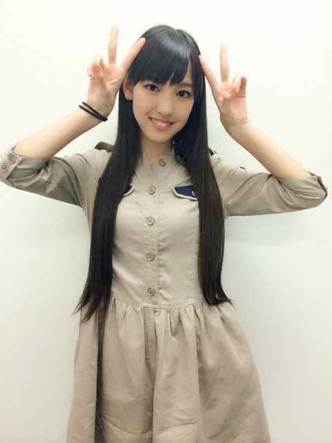 ベージュのつなぎを着てピースする飯窪春奈