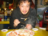 カニ食べて嬉しそう