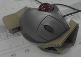 これは会社で使用中のロジテック社製トラックマン ホイールと実験中の台座。実験なので台座は段ボール製です。これは約38度の傾きですが・・・45度或いはもっと垂直に近くても良いのじゃないか?という感触です。