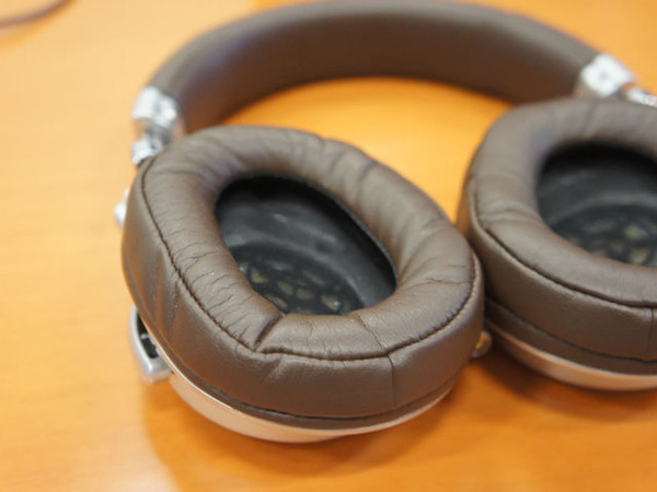 MDR-1R_silver_ear