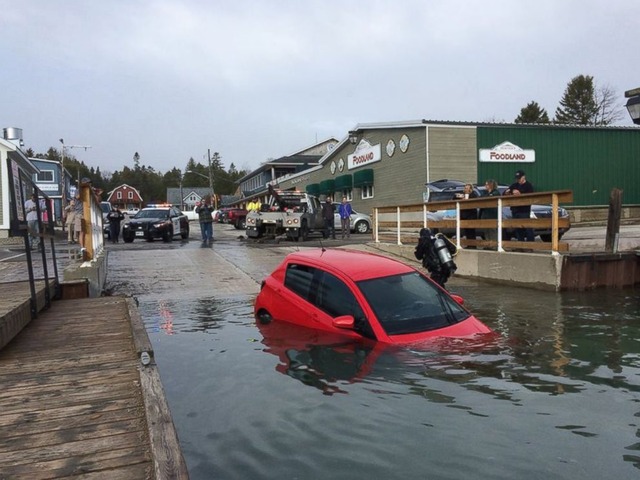 HT_ontario_car_in_lake_4_jt_160514_4x3_992