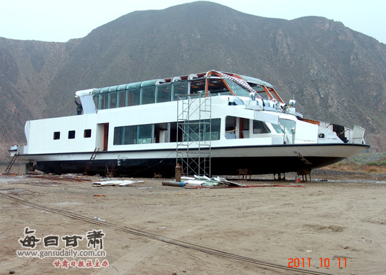 luxury-boat-lanzhou-sinks-after-launch-02