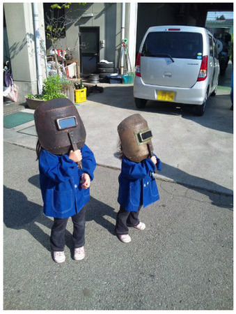 the-cutest-picture-of-kids-watching-the-solar-eclipse1