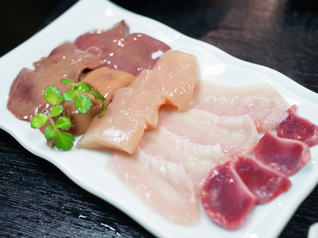 生でも食べられるほどに新鮮な軍鶏をたっぷり堪能できるコースが