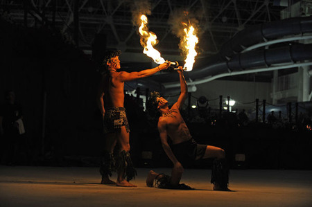 ショーを一層盛り上げるファイヤーナイフダンス！ : スパリゾート