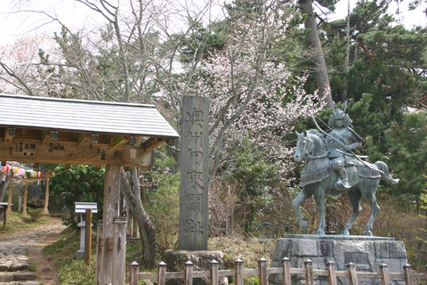 桜の義家像01
