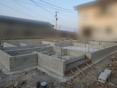 ベタ基礎の底板は13日午前中に打設 14日午前には立ち上がり 部分の型枠設置+コンクリート打設今日15日18時ごろ見に行くと、写真のとおり型枠は外されていました。
