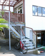 R