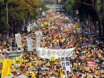 台湾全島で反原発デモ、10万人規模か