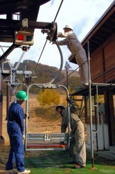 リフトに座席を取り付ける職員