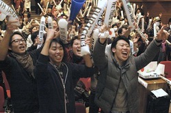 パブリックビューイングで平岡選手の銅メダル獲得に沸く地元・奈良県御所市の人たち(12日午前3時31分、御所市のアザレアホールで)