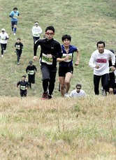 ランナーたちはスキー場の急斜面を駆け上る(6日、猪苗代町で)