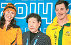 黄年代さんが「黄年代功績賞」男女受賞者のトビー・ケインさん(右)、ビビアン・メンテル・シュペーさんと写真撮影をしている。(写真=大韓障害人体育会)