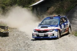 2013年の久万高原ラリーで0カーをドライブする新井敏弘。