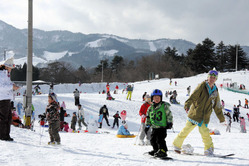 大勢の家族連れでにぎわうスキー場=2013年1月、豊岡市日高町、アップかんなべ