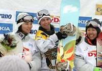 2位に入った山岡(左)は表彰台の上で優勝したペスコ(中央)と3位の中島と笑顔(撮影・北尾洋徳)
