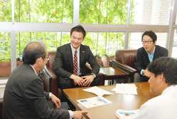 山脇市長に抱負を語る白川さん