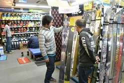スポーツ用品店ではスキー用のブーツや板が昨シーズンを上回る勢いで売れている=東京都千代田区の「ワンゲルスポーツ」(写真:産経新聞)