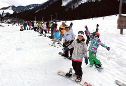 列をつくってリフトの順番を待つスノーボーダーやスキー客=富山市の立山山麓スキー場らいちょうバレーエリア