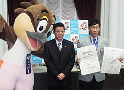 感動大阪大賞を受け取った平岡選手(右)と松井知事=13日午前、大阪府庁
