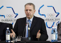 7月4日、国際オリンピック委員会(IOC)が2020年夏季五輪で採用する1競技の候補に、水上スキーのウエークボードや空手など8競技を選んだことが明らかに。写真はIOCのロゲ会長(2011年 ロイター/Rogan Ward)