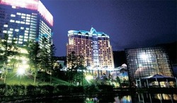 アジアで初めてFIS総会が開かれる江原ランドコンベンションホテル(左)とカジノがある江原ランドホテル(中)の夜景。昨年オープンした地上23階規模のコンベンションホテルは客室250室に大型コンベンションホールと宴会場、イベントホール、フィットネス、スパなどを持つ(写真=ハイワンリゾート提供)。