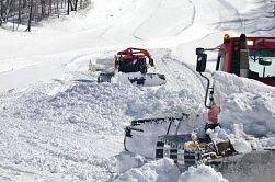 大雪に見舞われ、ゲレンデの整備に追われた軽井沢プリンスホテルスキー場=16日、軽井沢町