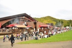 自然に囲まれた会場