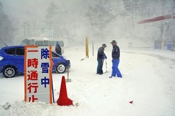 雪崩が発生し、通行止めとなった現場(15日午前11時、山形市蔵王温泉で)