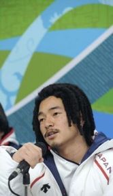 記者会見で質問に答える国母和宏(10日午後、バンクーバーで)=尾賀聡撮影(読売新聞社)