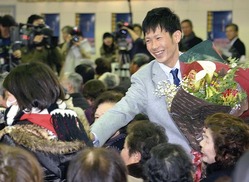 壮行会に訪れた市民と握手する平岡選手(御所市で)