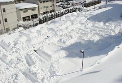 宇奈月国際会館セレネ駐車場でつくられている雪の巨大迷路