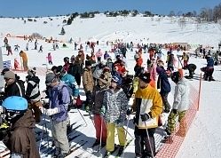 青空に恵まれ、にぎわう茅野市郊外の車山高原スキー場=23日