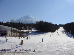 山梨県 富士山ろくのスキー場 ふじてんスノーリゾート 1/15(土)「ファミリーデー」開催! 小学生以下はリフト無料! 約600発の打上げ花火も!