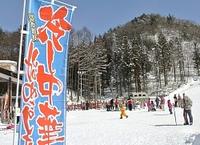 スキー場で目を引く冷やし中華ののぼり旗