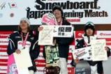 表彰台で笑顔を見せる村上大(中央)。左は2位の村上史、右は3位の工藤