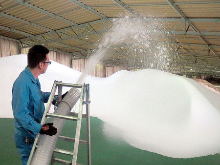 24日のオープンを前に人工雪を散布して、ゲレンデづくりたけなわの狭山スキー場=所沢市上山口