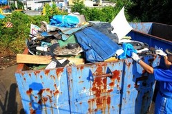 タイヤ、スノボ、便器… 高速道で落下物急増 県警高速隊