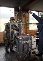 ストーブの点検をする職員
