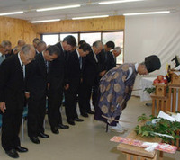 神事で今季の降雪と安全を願う関係者=揖斐郡揖斐川町日坂、揖斐高原スキー場、栃の実荘